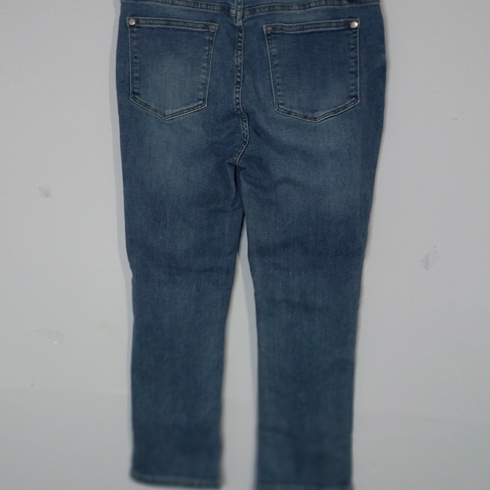 Judy Blue Medium Wash Straight Leg Capri - Picture 2 of 12